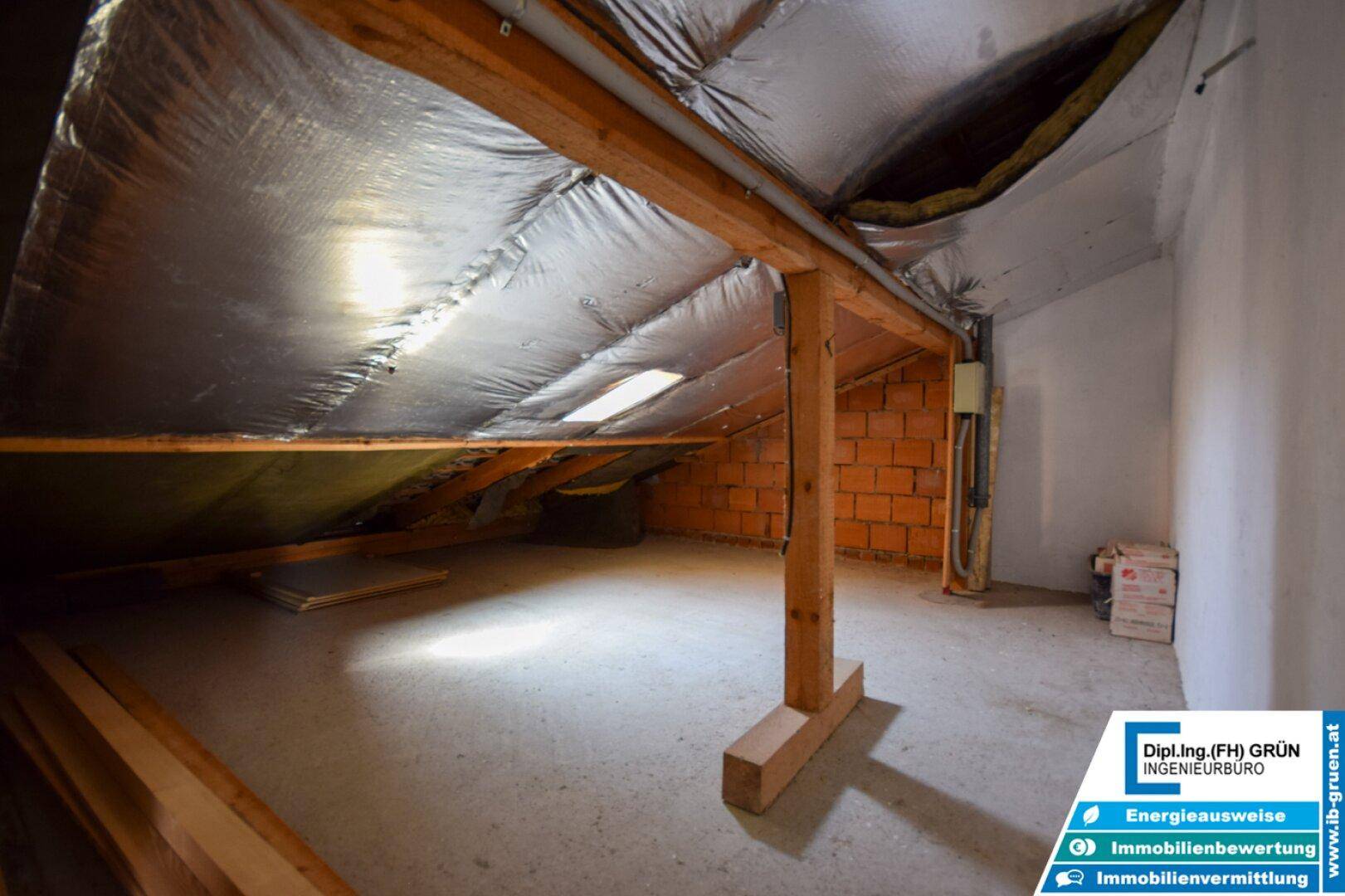 Dachboden mit Isolierung und Holzbalken, bereit für den weiteren Ausbau und die Nutzung.