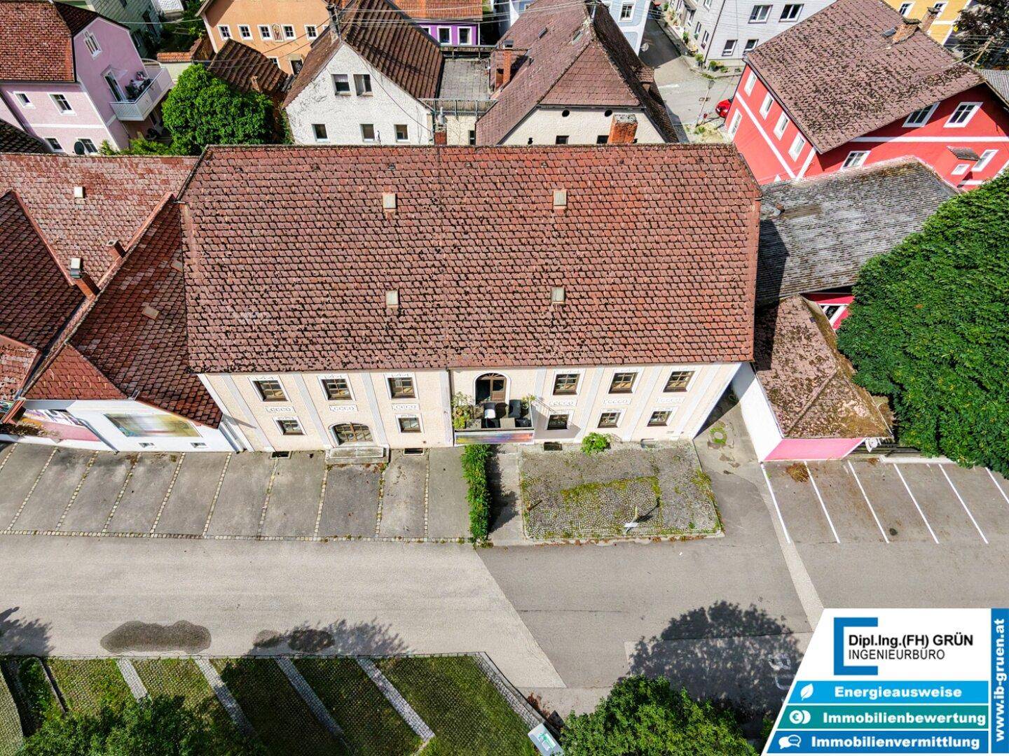 Direkte Draufsicht auf das Ziegeldach des Gebäudes und die angrenzenden Häuser der Nachbarschaft.