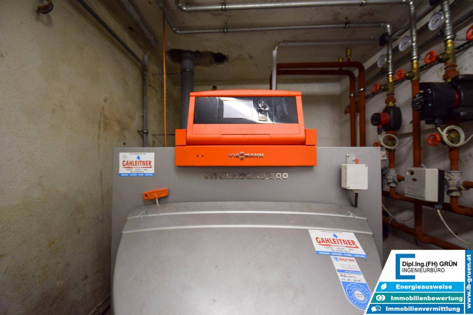 Detailansicht eines modernen Viessmann Heizkessels mit Steuerungseinheit.