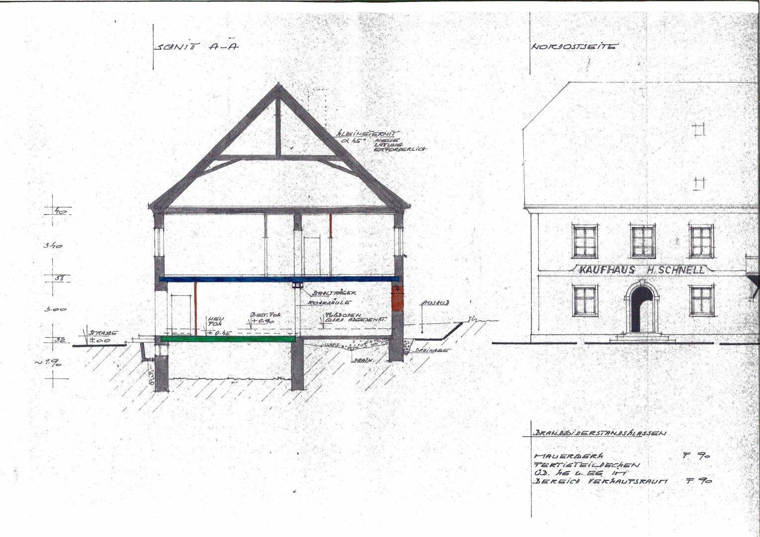 Architektonischer Schnitt und Nordansicht des Gebäudes mit Dachkonstruktion.