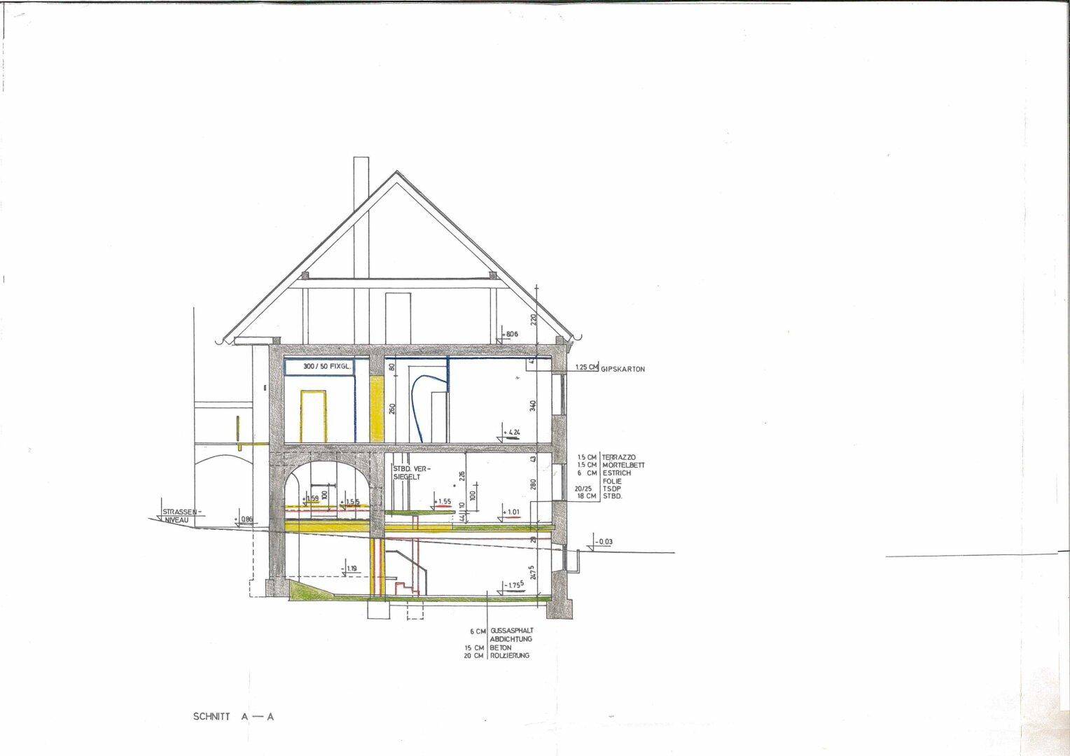 Architektonischer Schnitt des Gebäudes mit Details zur Geschossaufteilung und Konstruktion.
