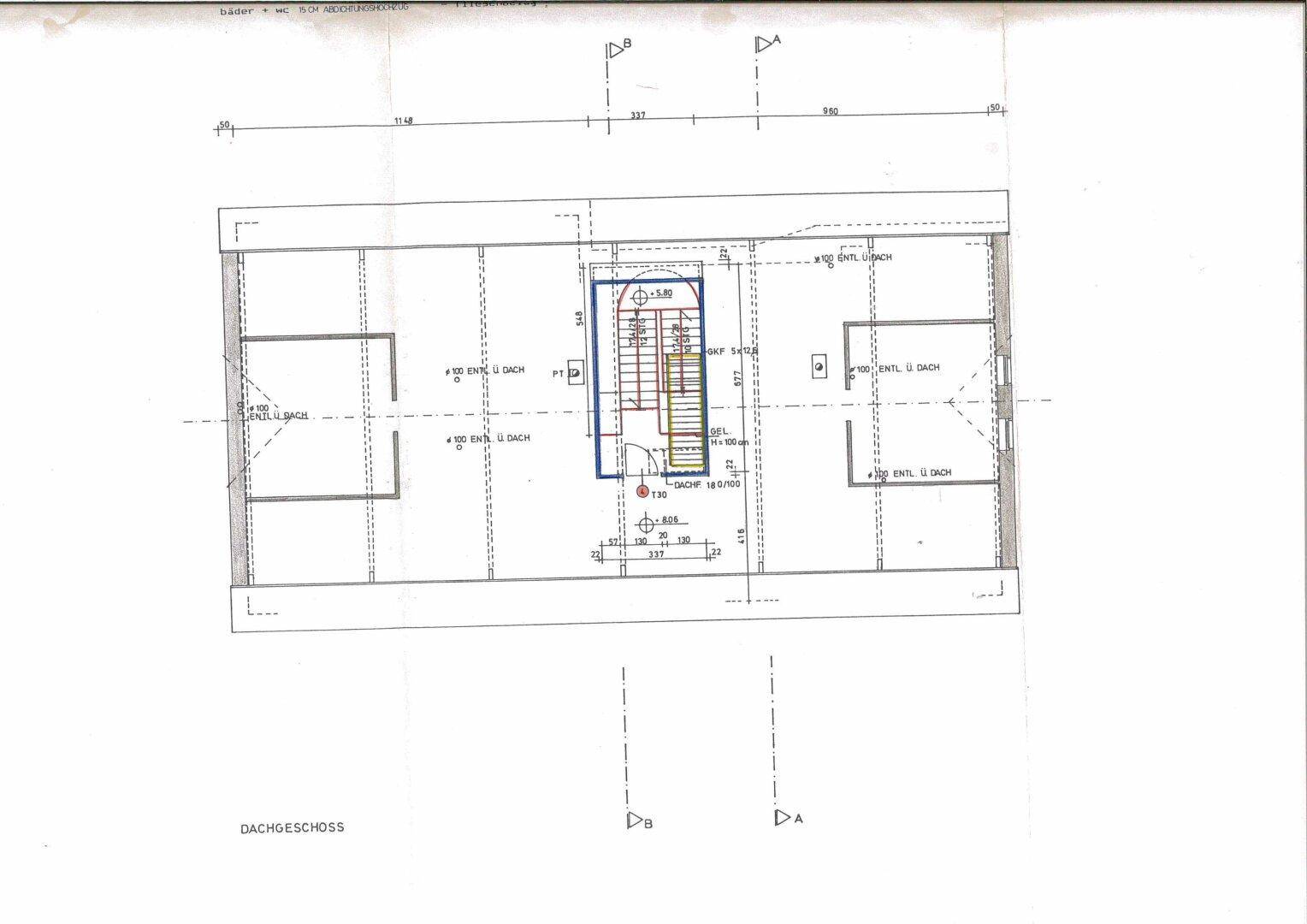 Grundriss des Dachgeschosses mit Treppenhaus und potenziellen Ausbauflächen.