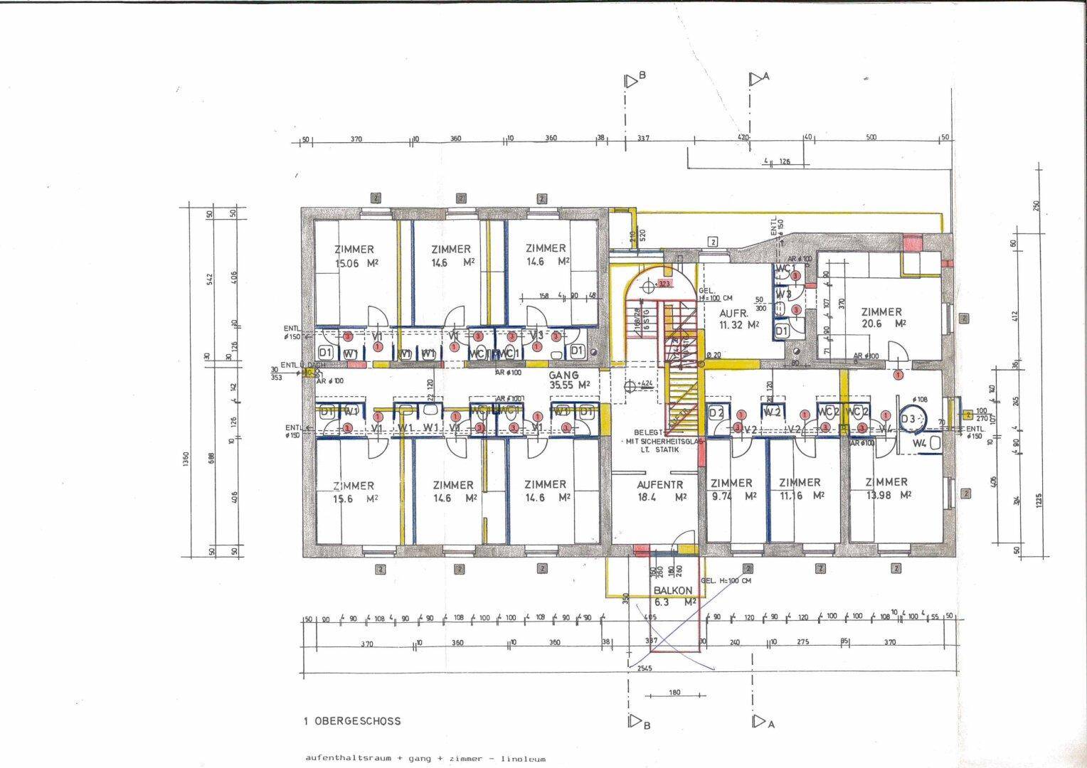 Grundriss des ersten Obergeschosses mit mehreren Zimmern und einem Balkon.