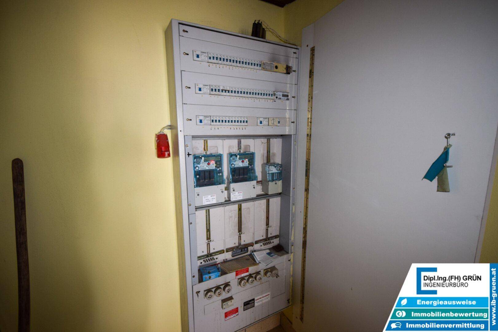 Hauswirtschaftsraum mit einem großen Sicherungskasten und Stromzählern.