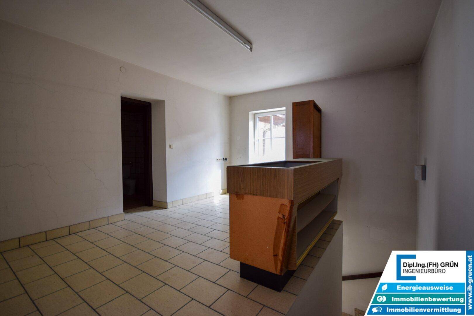 Heller Flur oder Vorraum mit Fliesenboden und einer Theke.