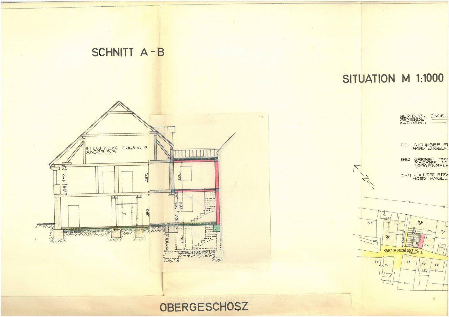 Schnittzeichnung und Obergeschoss-Grundriss eines Gebäudes mit kleinem Lageplan und Dachschrägen.