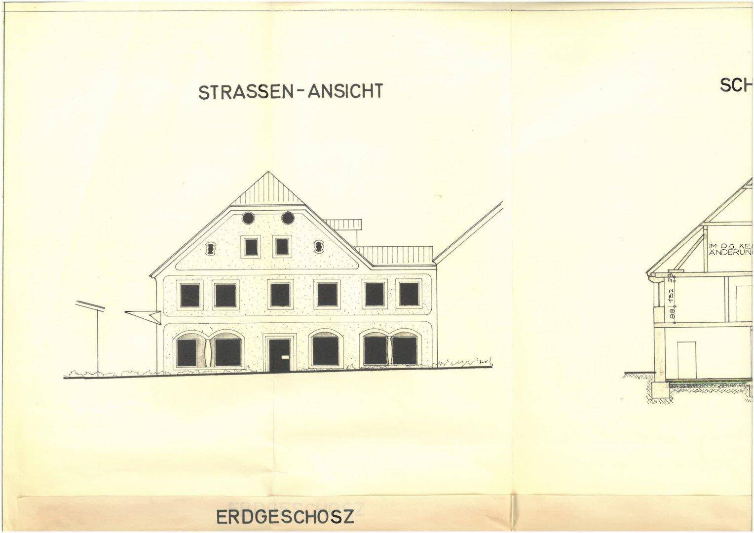 Architektonische Zeichnung der Straßenansicht und des Erdgeschosses eines Gebäudes mit traditioneller Fassade.