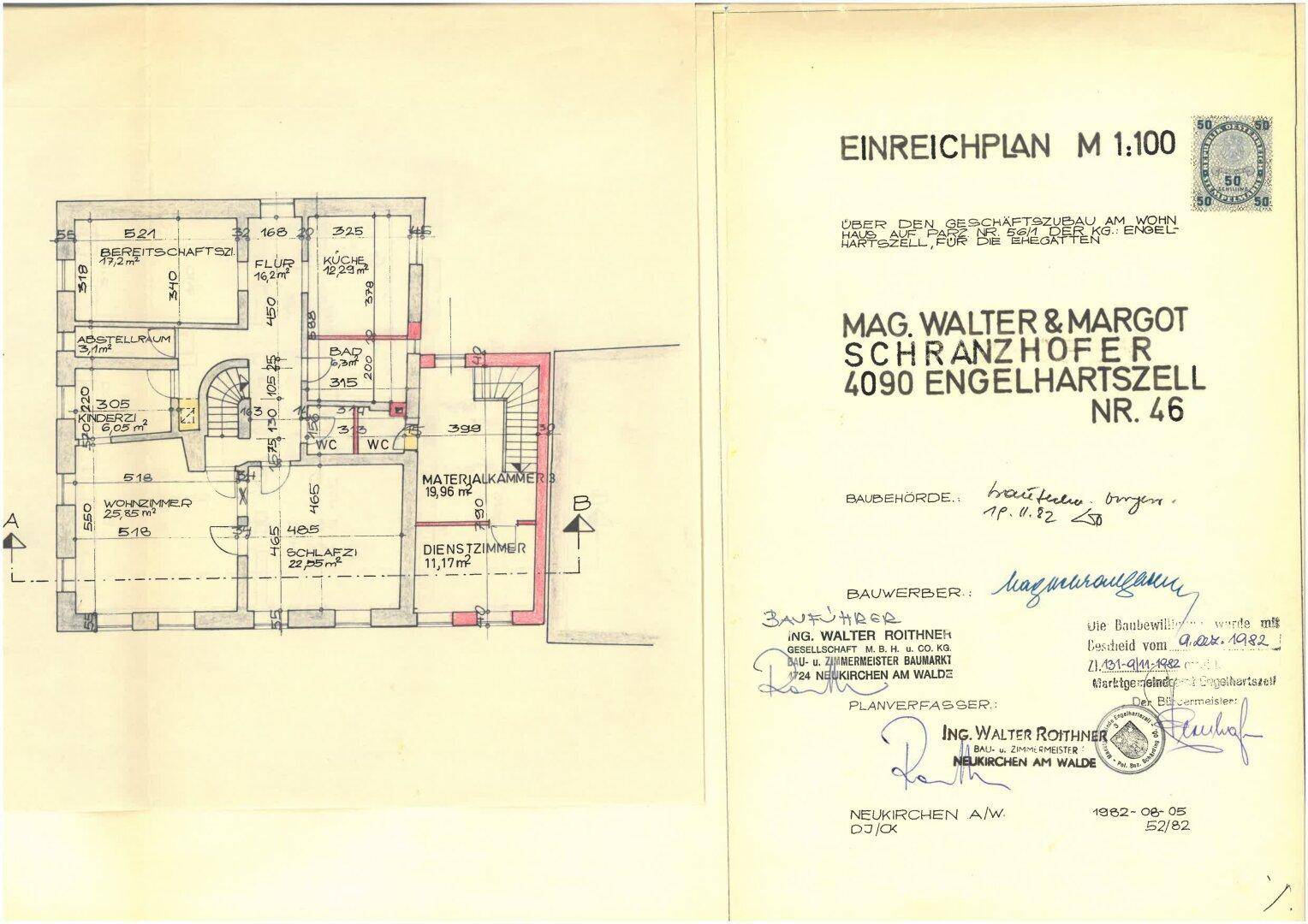 Grundrissplan eines Geschosses mit Schlafzimmern, Wohnzimmer, Küche und Sanitärbereichen, inklusive Treppe.