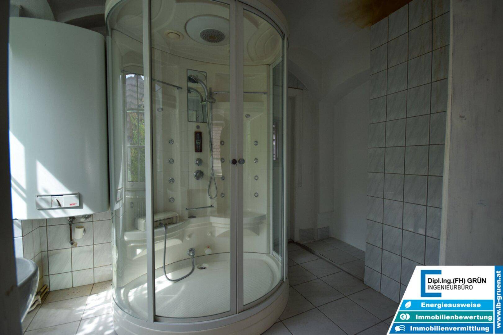 Badezimmer mit Duschkabine, Fliesenboden und einem Warmwasserbereiter.