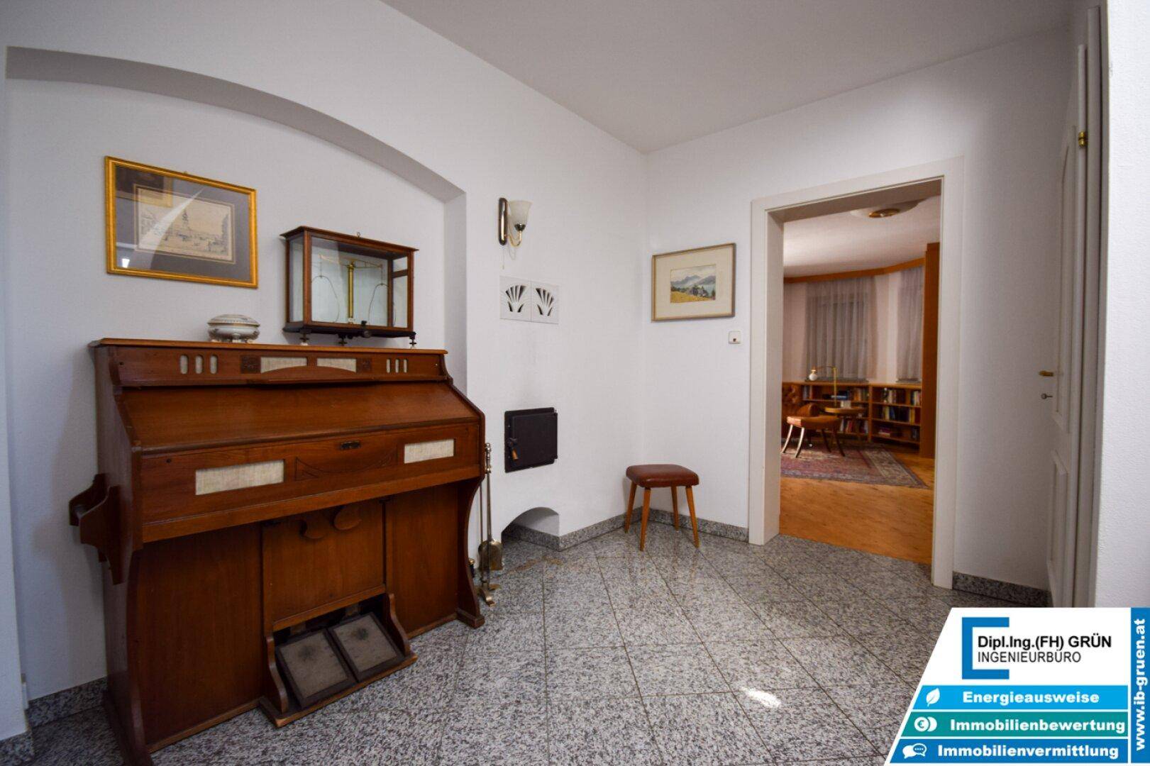 Eingangsbereich mit Granitboden und traditionellem Holzschrank.