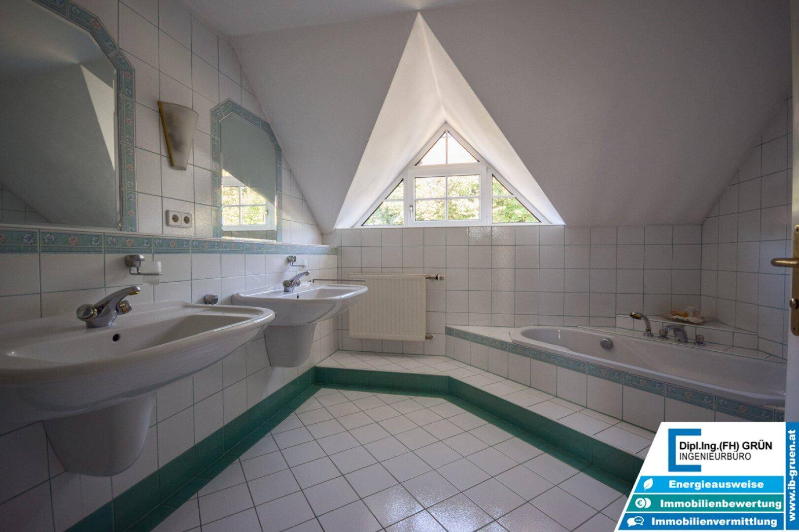 Geräumiges Badezimmer im Dachgeschoss mit Eckbadewanne, Doppelwaschbecken und Dachfenster.