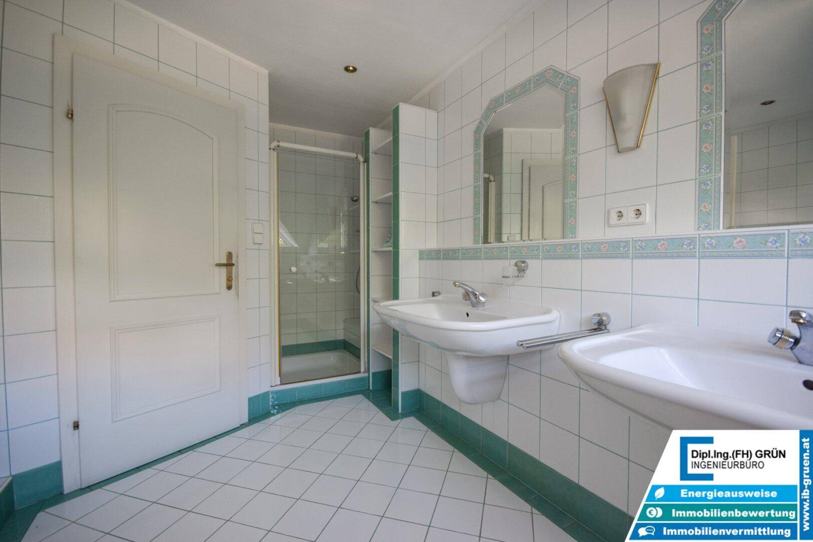Badezimmer mit Waschbecken, Duschkabine und Badewanne.