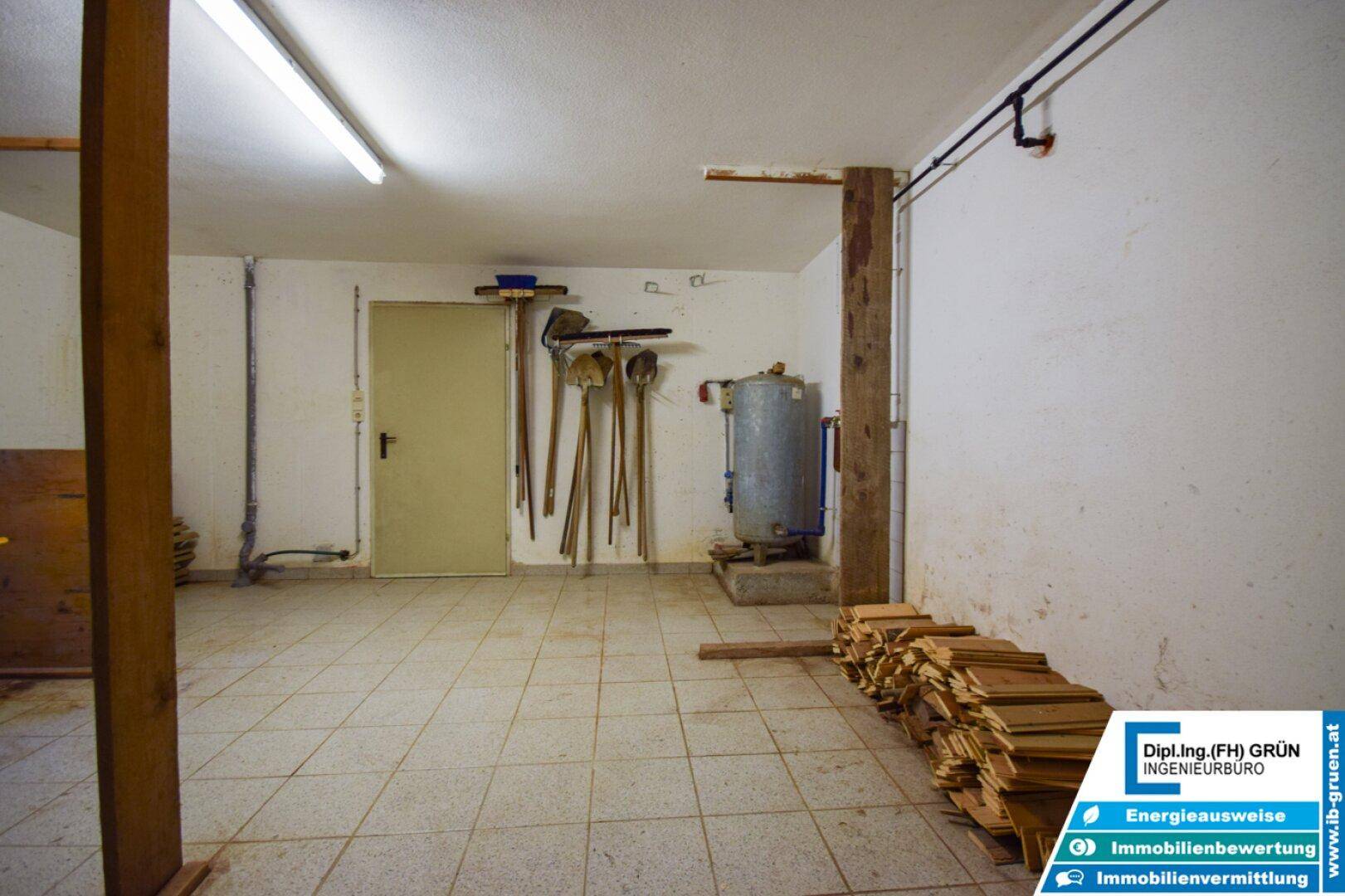 Geräumiger Kellerraum mit Holzscheiten und Fliesenboden, bereit für den Winter.