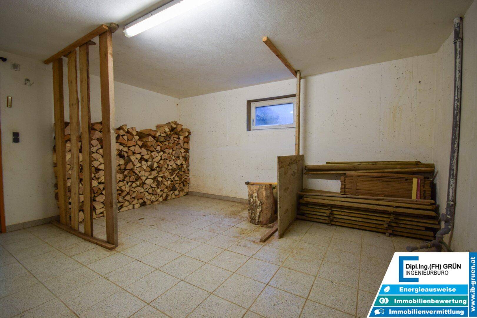 Kellerraum zur Lagerung von Holzscheiten mit kleinem Fenster, gut organisiert.