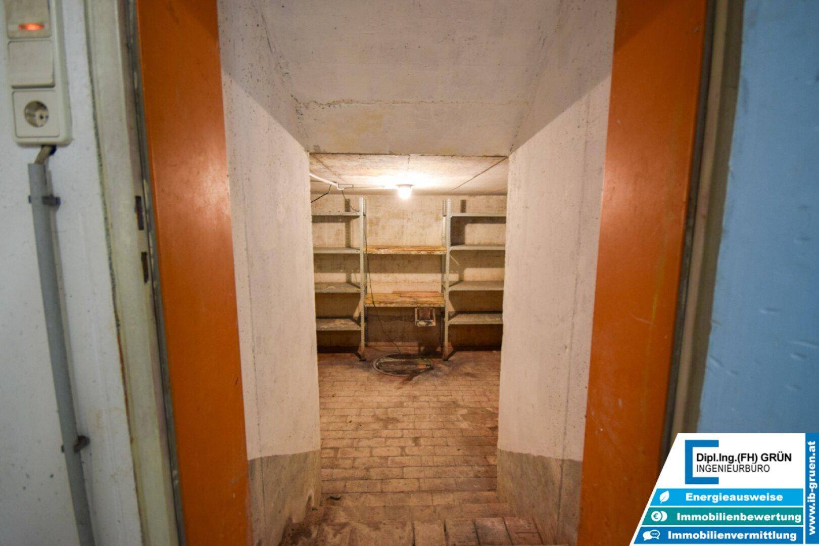 Alter Kellerraum mit Regalen und Ziegelboden für Lagerzwecke, rustikal und geräumig.