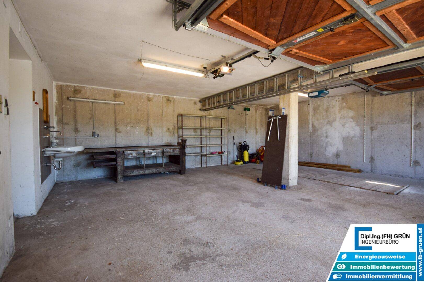 Funktionale Garage mit Werkbank, Regalen und robusten Betonwänden.