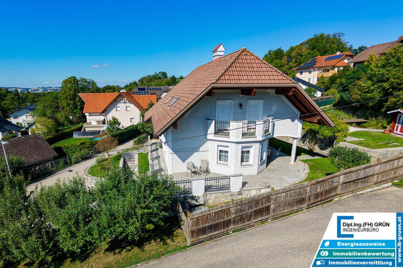 Vogelperspektive des Hauses mit Garten, umliegenden Häusern und weitem Blick.