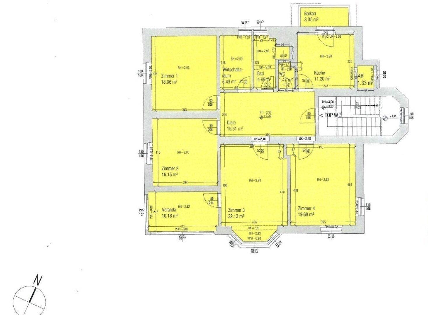 Grundriss der Wohnung mit gelb markierten Wohnbereichen und Balkon.