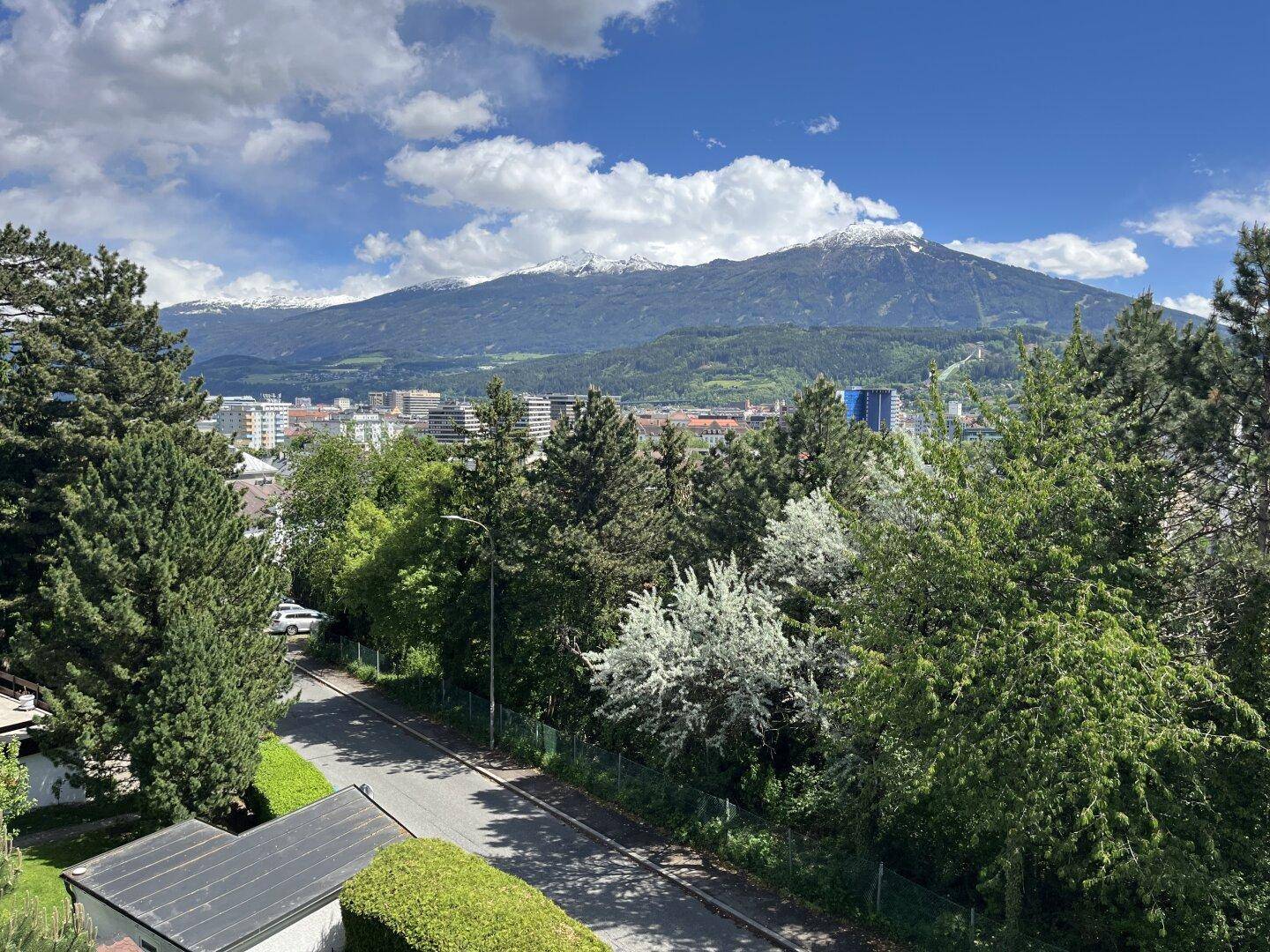 Weitläufiger Panoramablick über die Stadt und die majestätische Bergkette.
