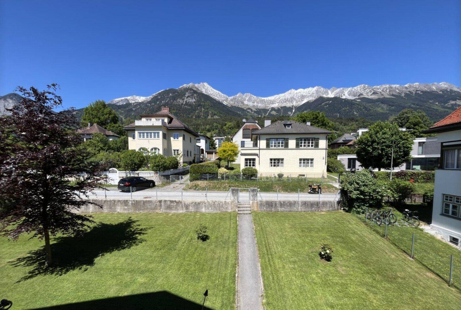 Panoramablick auf die umliegende Berglandschaft und die Nachbarschaft an einem sonnigen Tag.