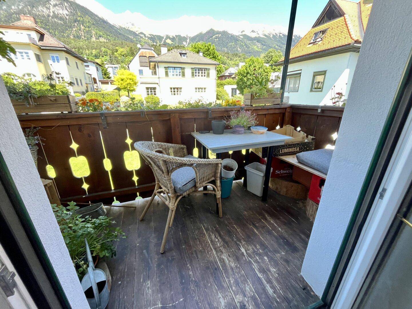 Gemütlicher Balkon mit Sitzgelegenheiten und herrlichem Blick auf die Berge.