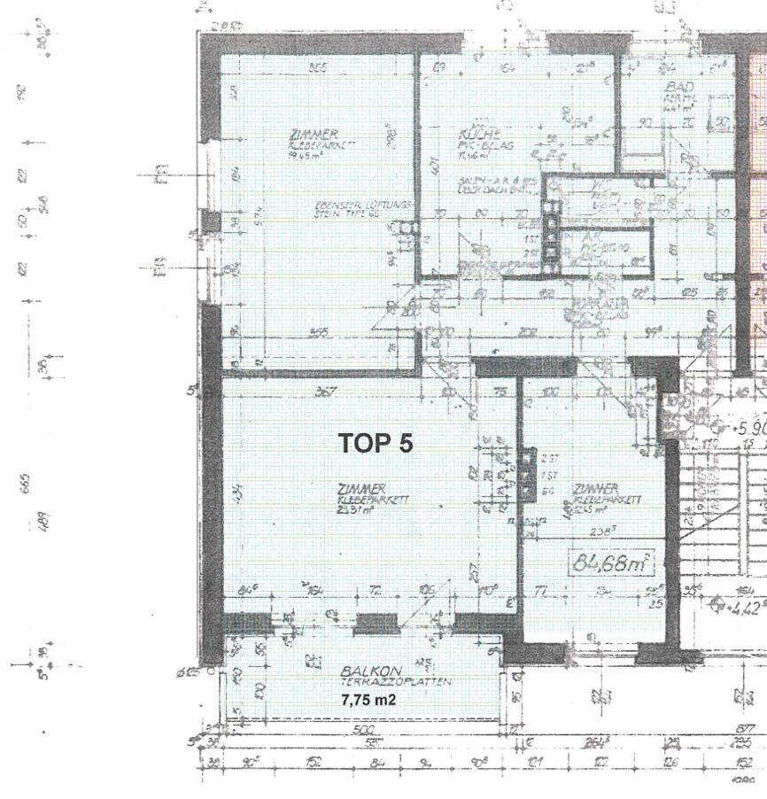 Grundriss der Wohnung TOP 5 mit Balkon und funktionaler Raumaufteilung.