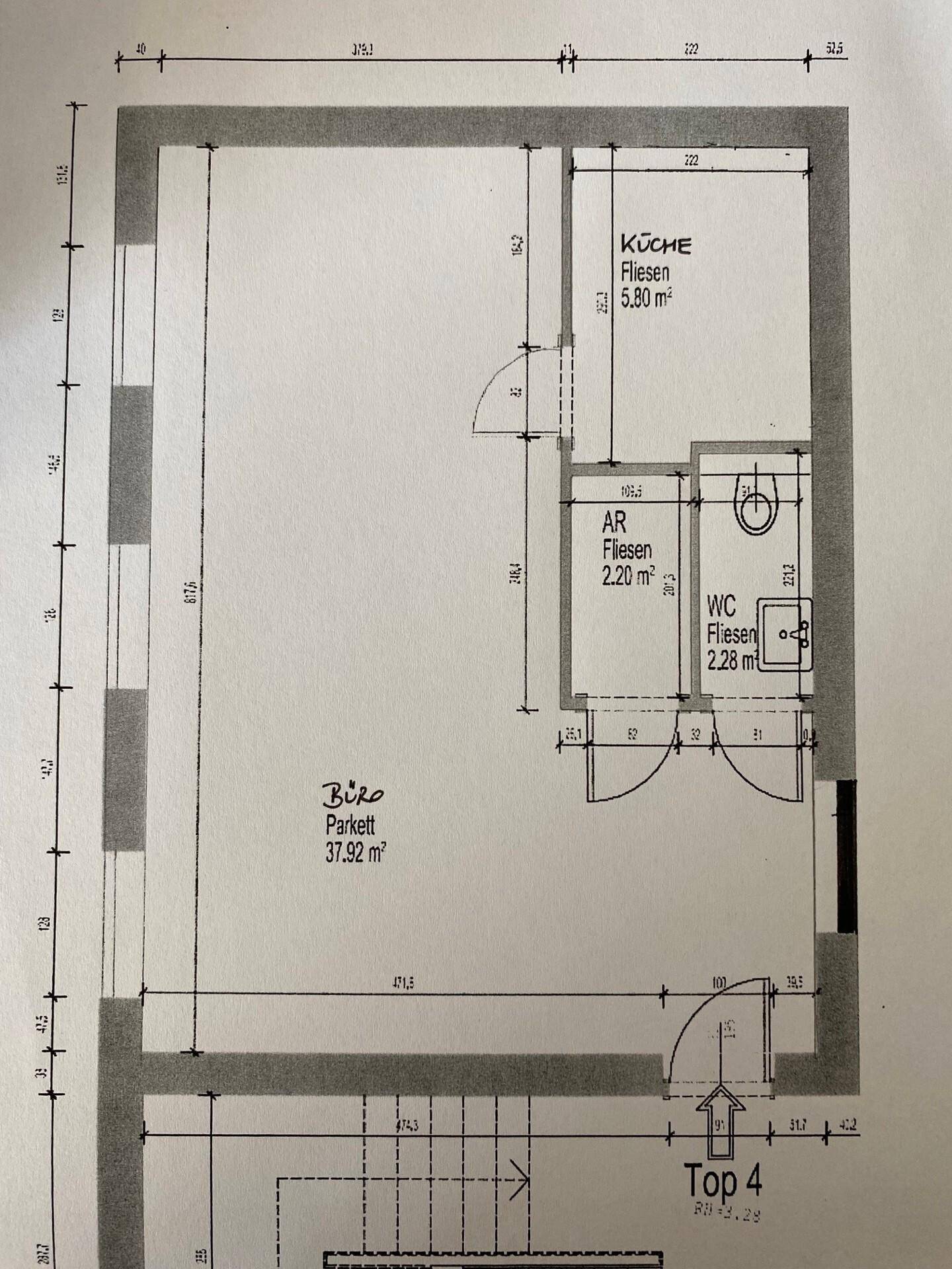 Grundrissplan einer Einheit mit Büro, Küche, Abstellraum und separatem WC.