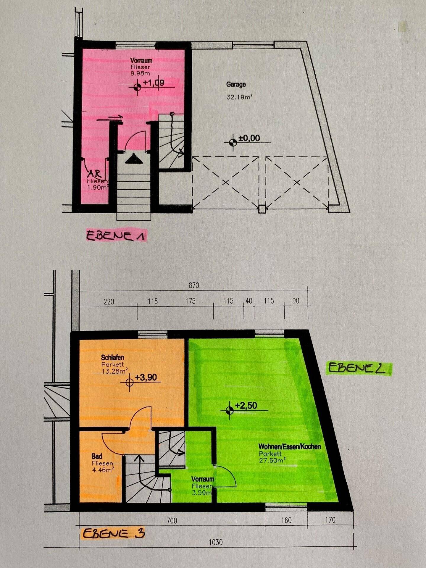 Grundriss zeigt drei Ebenen mit Garage, Wohnbereich und Schlafzimmern.