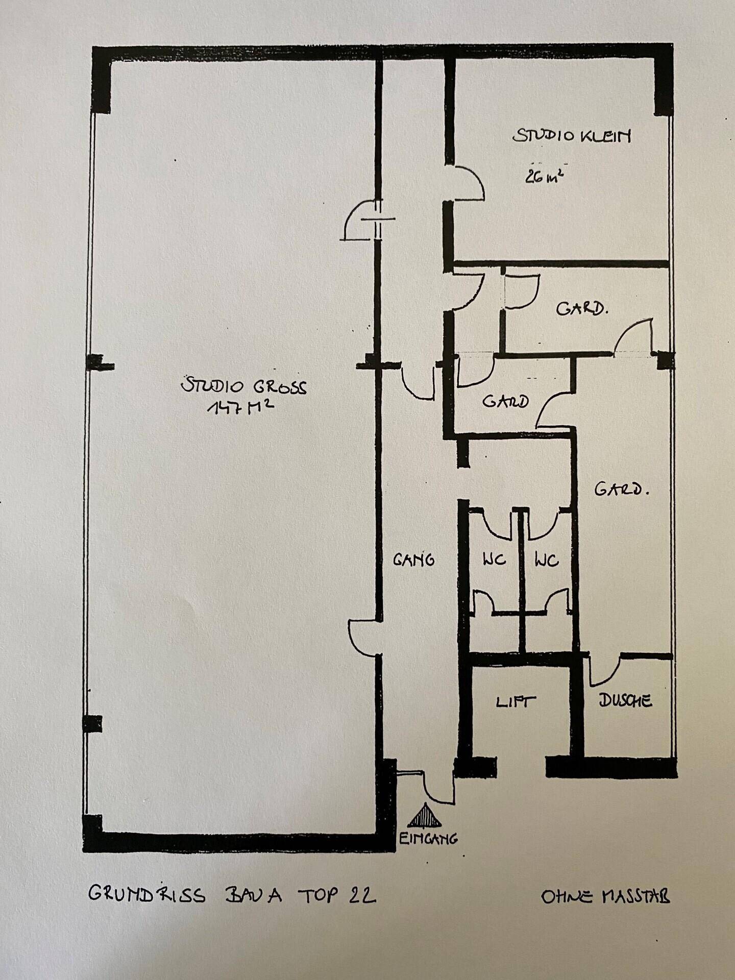Handgezeichneter Grundriss mit Aufteilung in Studiobereiche, Gänge, WCs, Lift und Dusche.