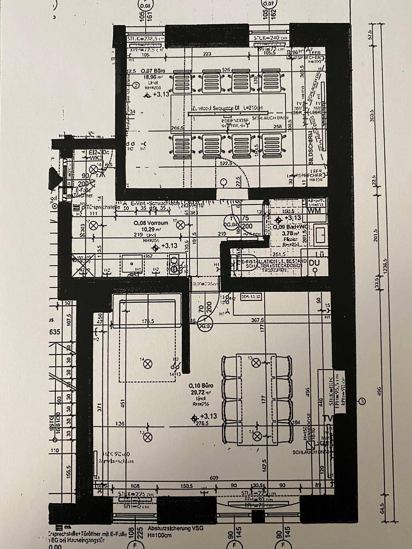 Detaillierter Grundriss einer Wohnung mit verschiedenen Räumen und Maßangaben.