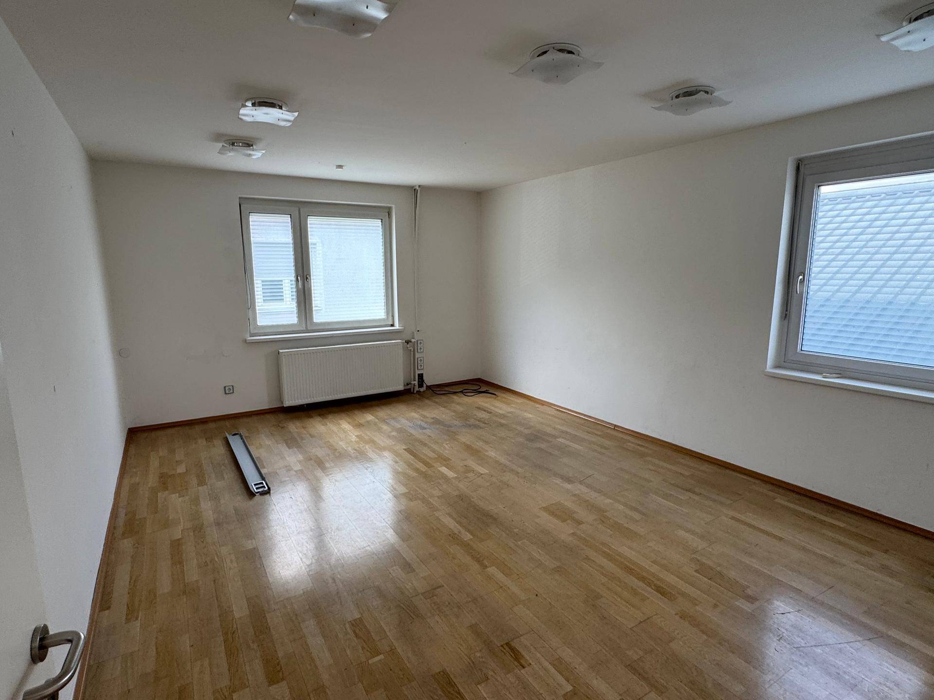 Großzügige Bürofläche mit 9 Einzelbüros, Klimaanlage und Parkplätzen in Graz 8051 – pohled 5