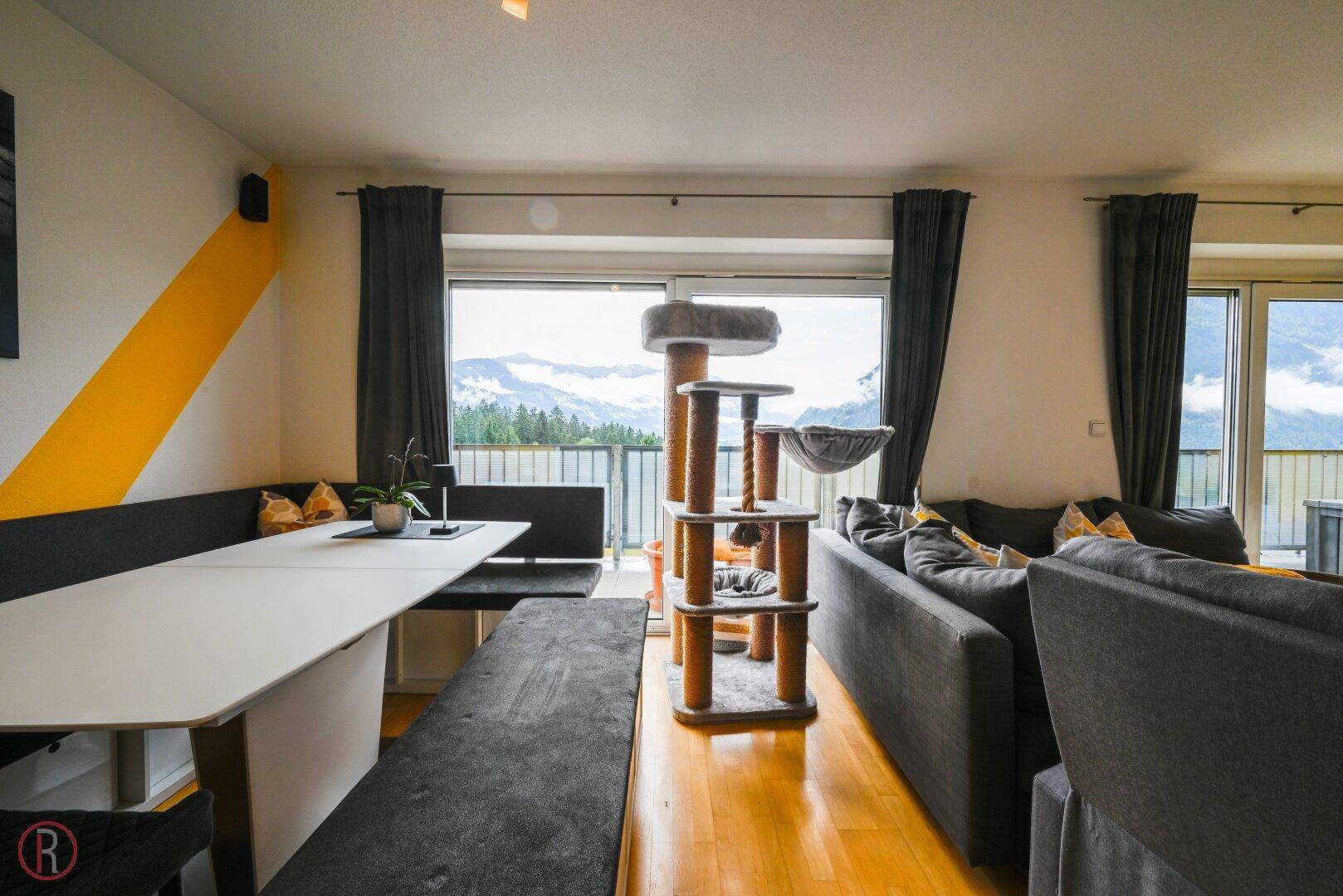 Gemütlicher Essbereich mit Sitzbank und Sofa, bietet einen schönen Blick auf die Berge.