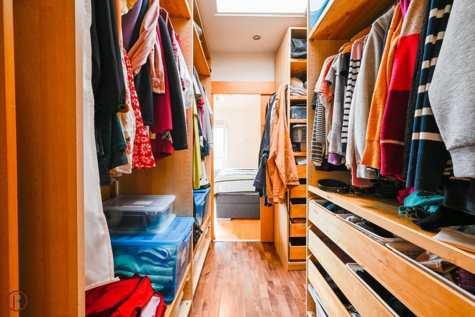 Praktischer begehbarer Kleiderschrank mit viel Stauraum und direktem Zugang zum Schlafzimmer.