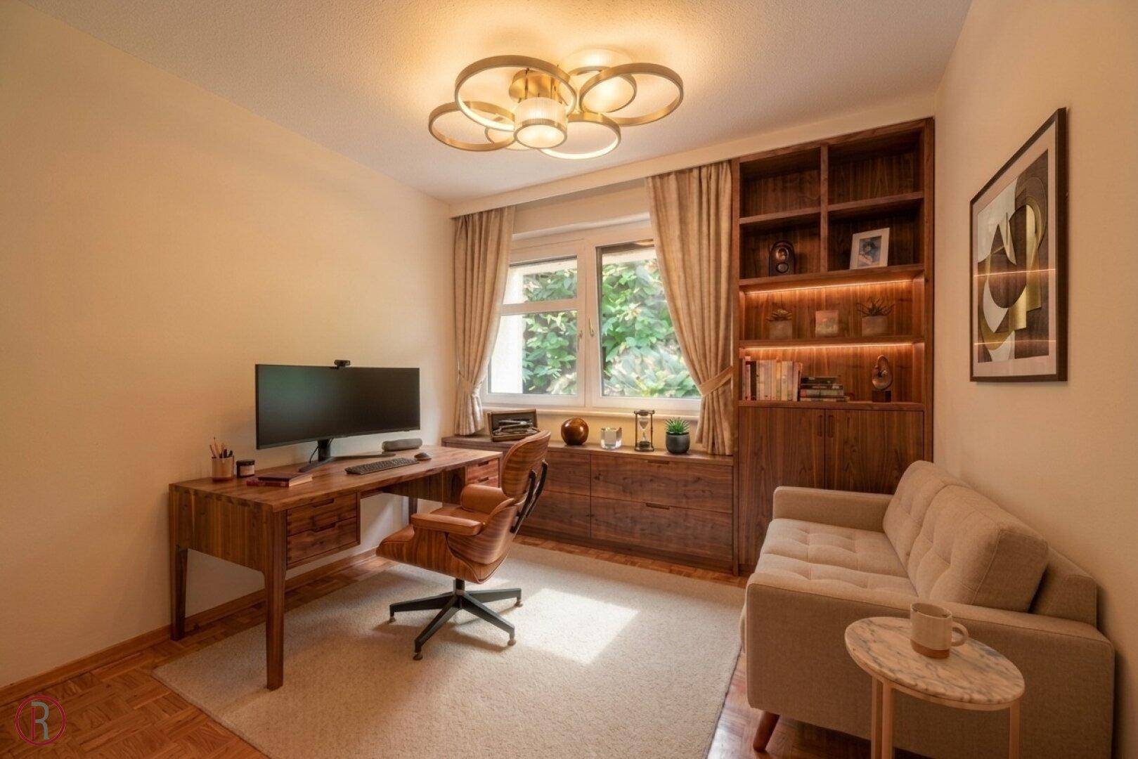 Helles Arbeitszimmer mit Holzschreibtisch, Bücherregal und Blick ins Grüne.