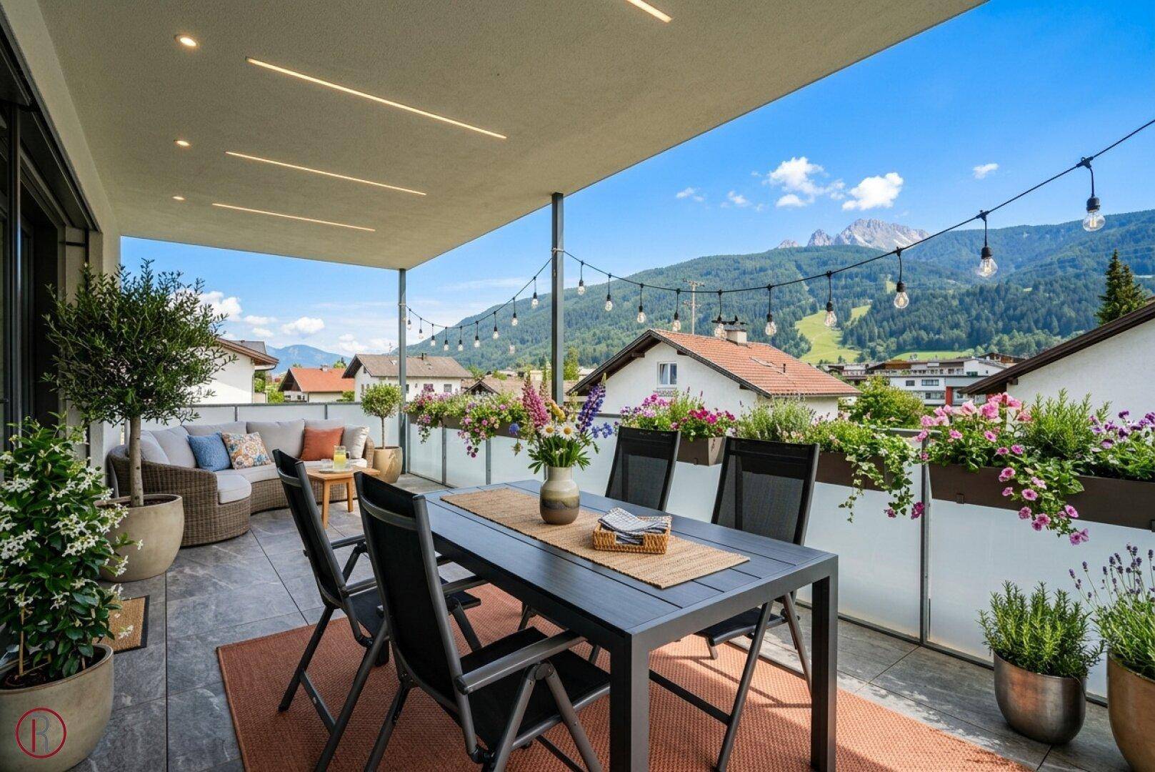 Großzügige, möblierte Terrasse mit Essbereich und Lounge-Möbeln, ideal für Entspannung mit Bergblick.