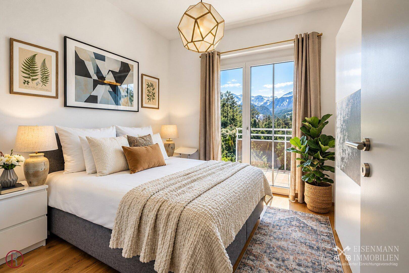 Gemütliches Schlafzimmer mit Doppelbett, Holzboden und Zugang zu einem Balkon mit Bergblick.