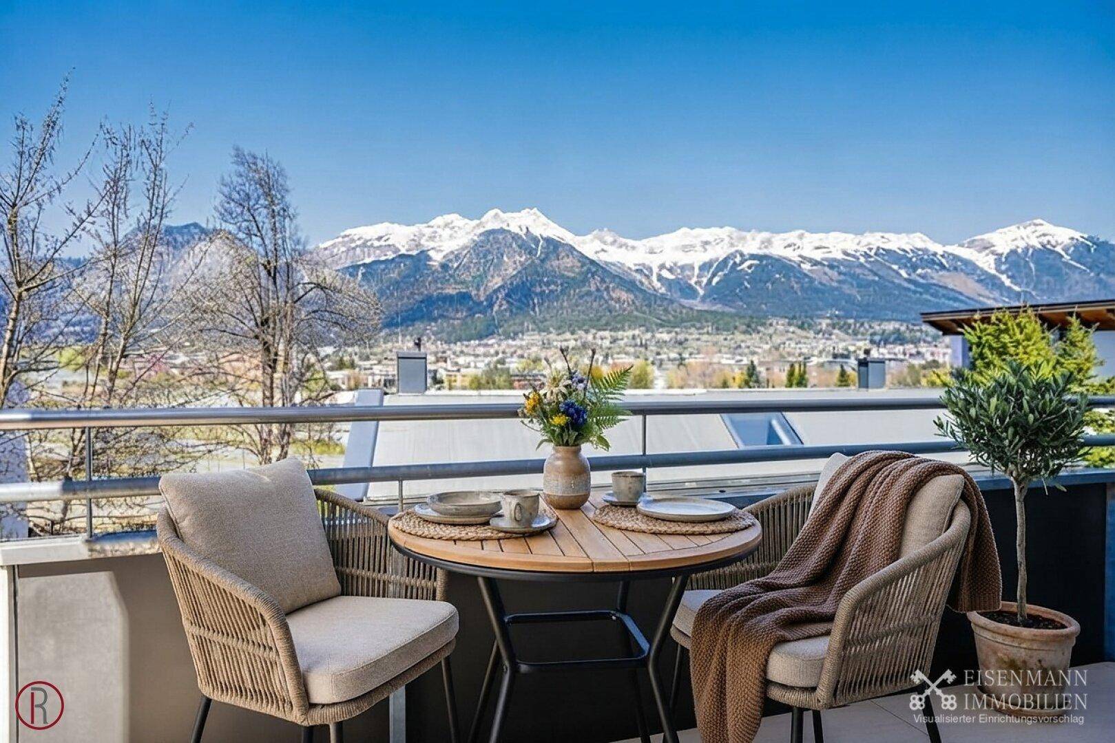 Kleiner, gemütlicher Balkon mit Sitzgelegenheiten und herrlichem Bergblick.