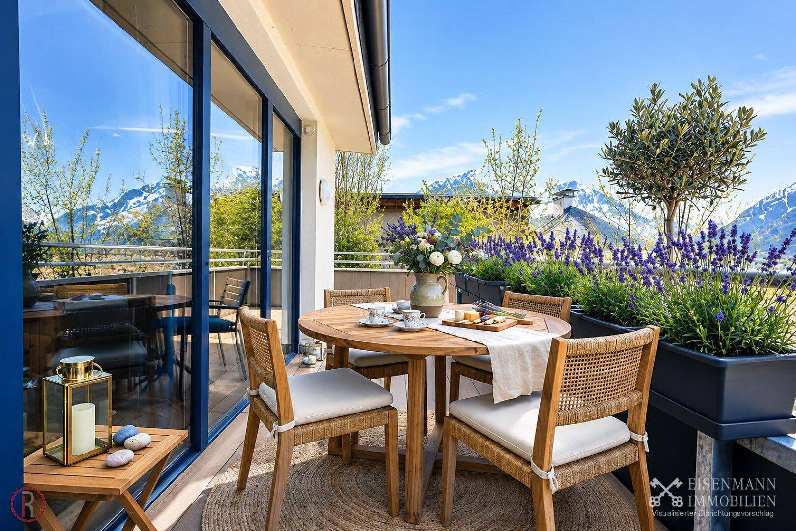 Stilvoller Balkon mit Esstisch, Pflanzen und weitem Blick auf die umliegende Berglandschaft.