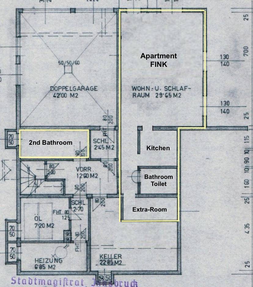Grundriss des Untergeschosses mit Doppelgarage, Keller, Heizraum und zusätzlichem Apartmentbereich.
