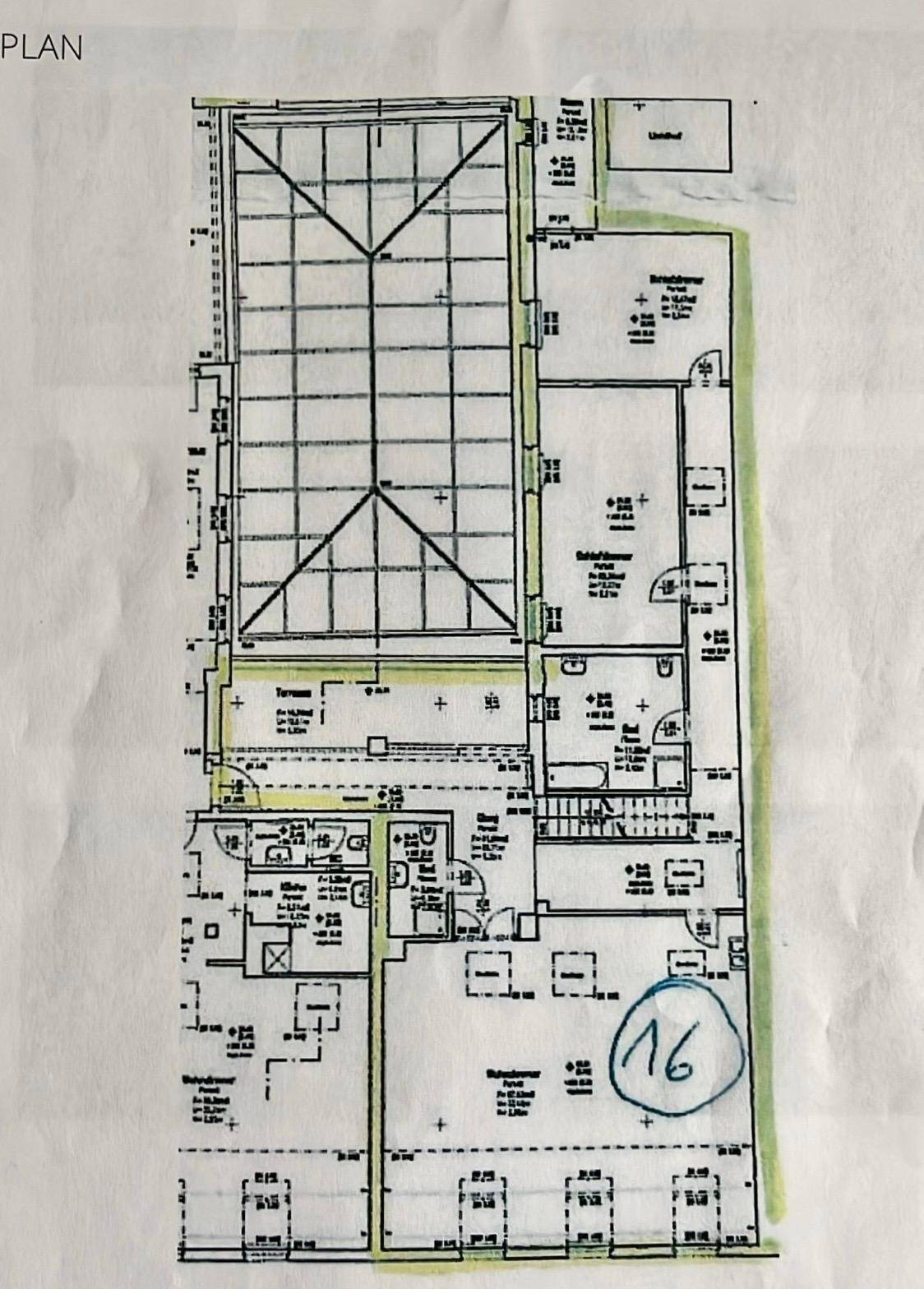 Detaillierter Grundriss der Wohnung mit Raumaufteilung, Terrasse, Garten und Balkon.