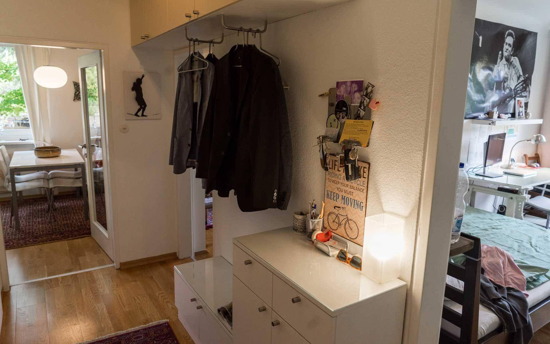 Eingangsbereich mit Garderobe, Schuhschrank und Zugang zum Essbereich.
