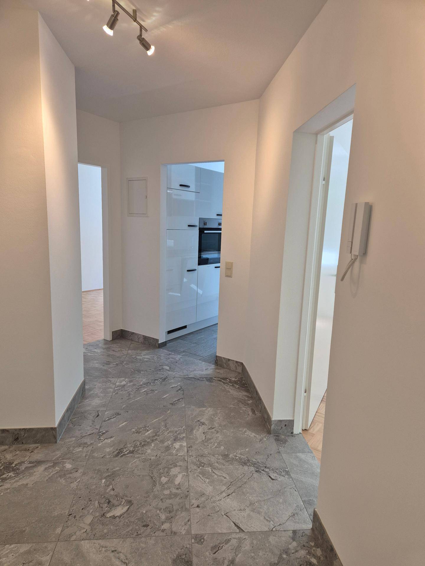 Ruhige 2-Zimmer-Wohnung mit Balkon und Grünblick am Wolfersberg – gepflegtes Wohnen in angenehmer Umgebung – další