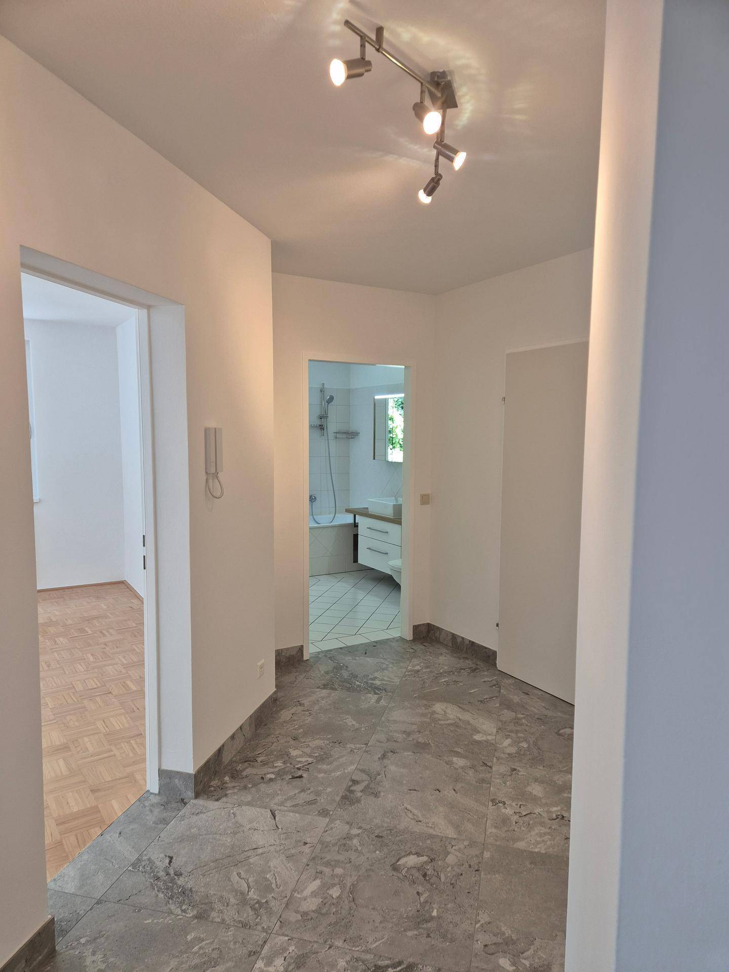 Ruhige 2-Zimmer-Wohnung mit Balkon und Grünblick am Wolfersberg – gepflegtes Wohnen in angenehmer Umgebung – pohled 6