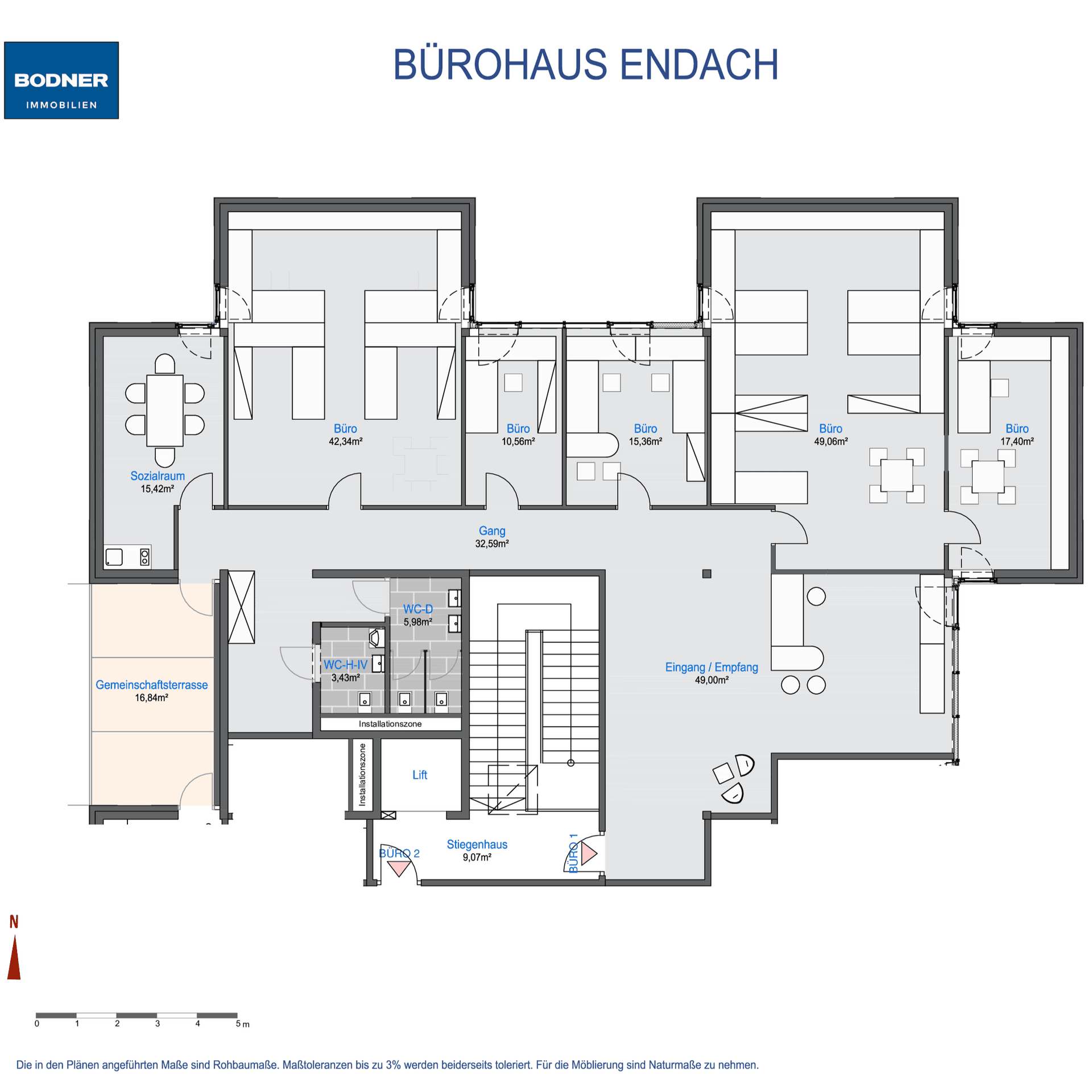 Grundriss eines Bürohauses mit mehreren Büros, Empfangsbereich, Sozialraum und einer Gemeinschaftsterrasse.