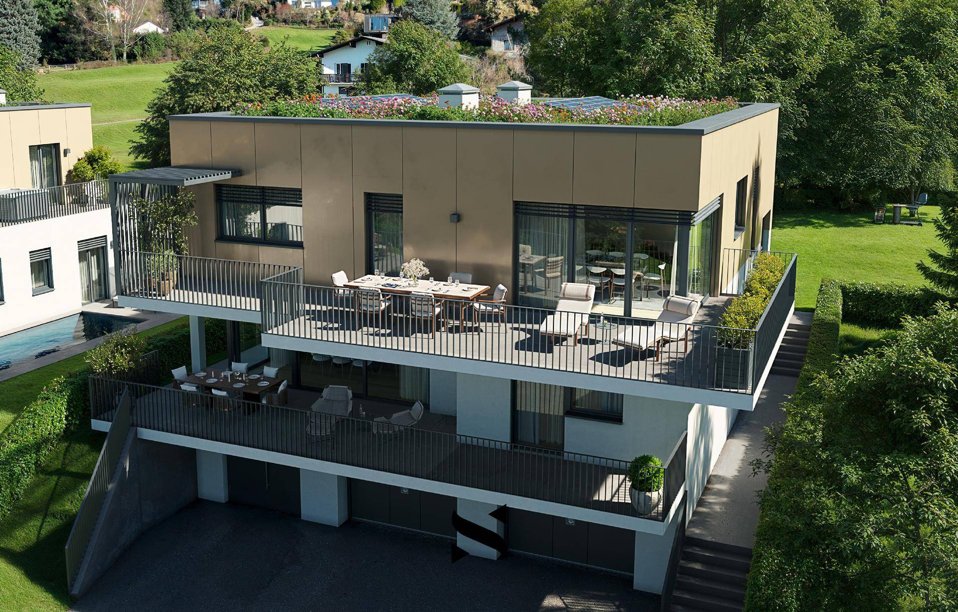 Moderne Villa mit mehreren großen Terrassen und Flachdach, umgeben von üppigem Grün und Bäumen.