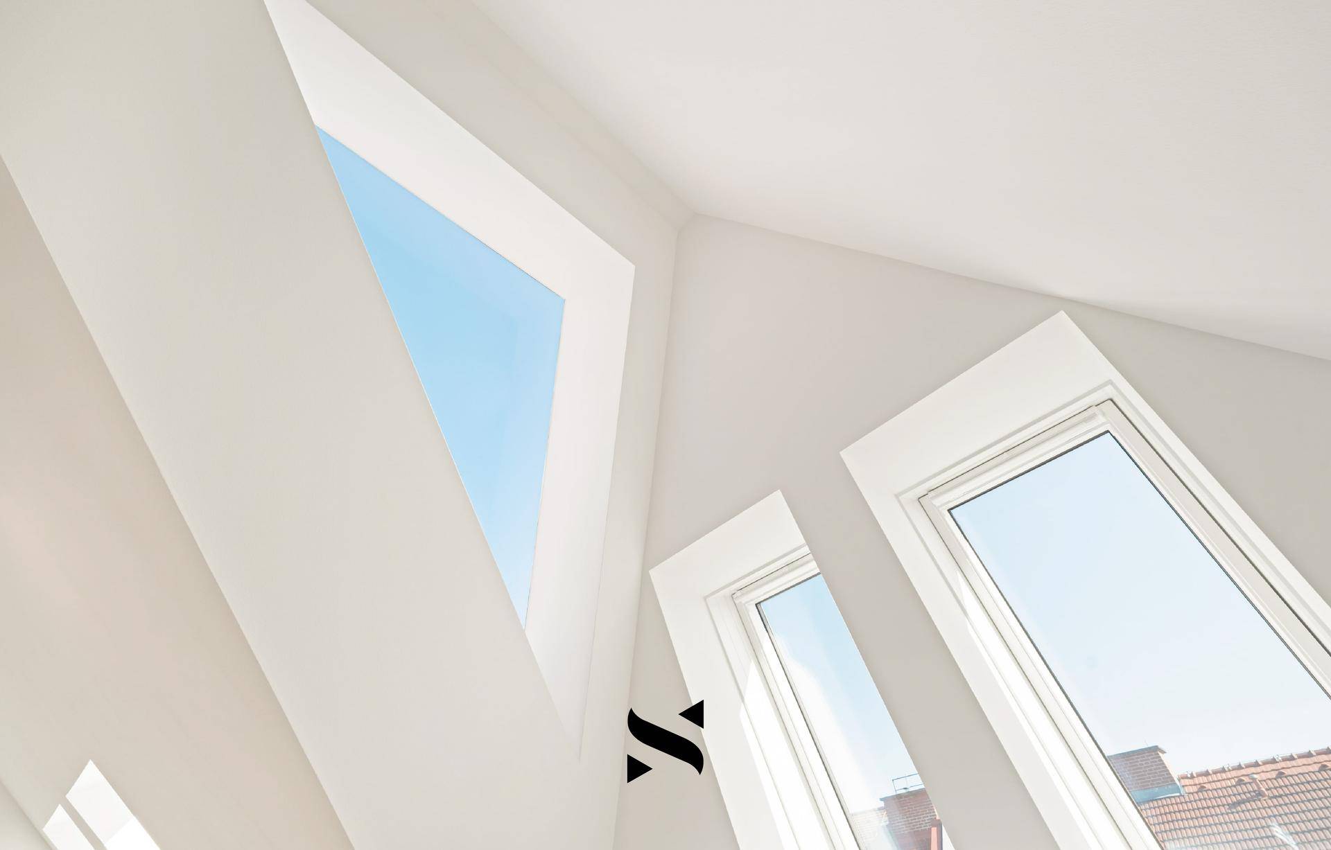 Moderne Dachfenster in einem hellen Raum, die viel natürliches Licht hereinlassen.