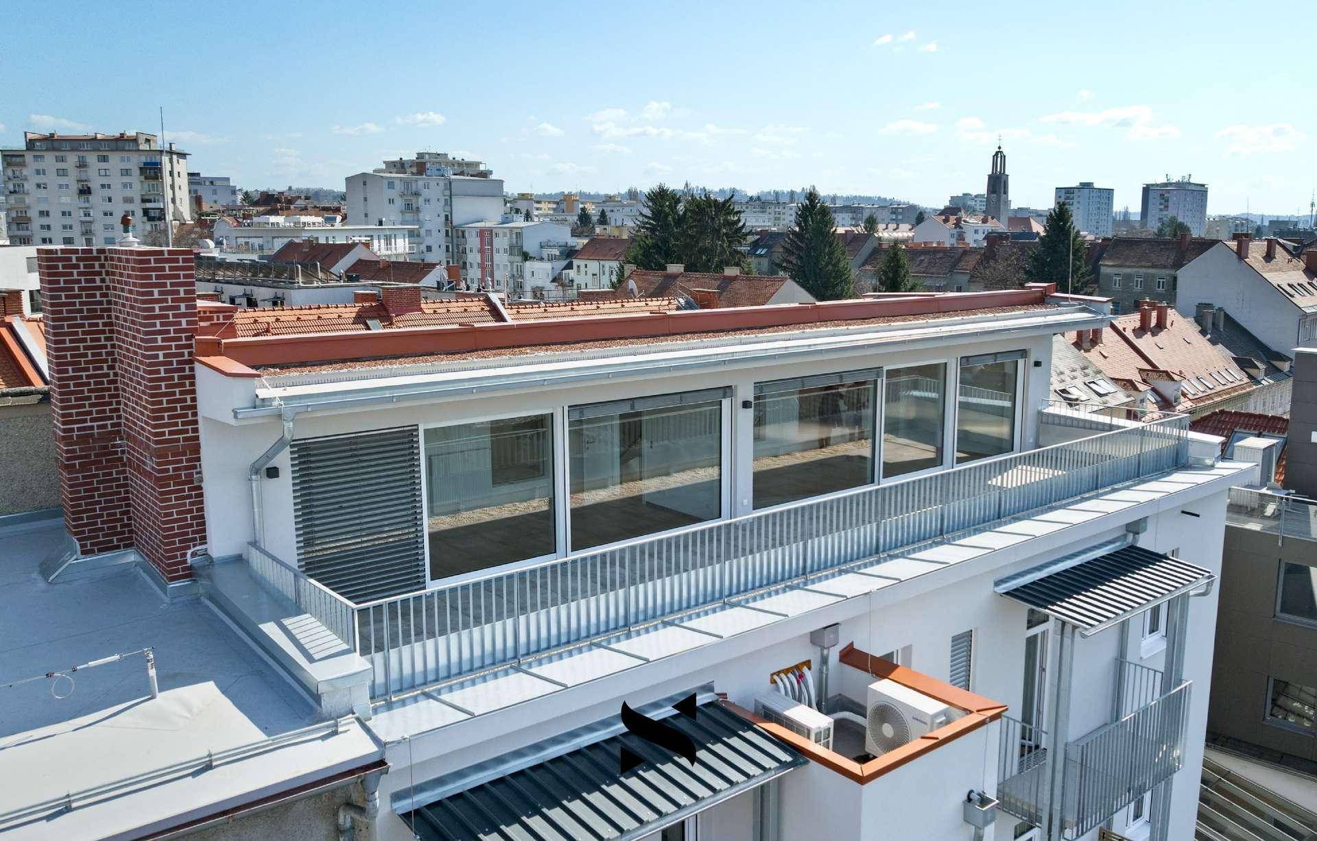 Dachgeschosswohnung mit großer Dachterrasse und Panoramablick über die Dächer der Stadt.