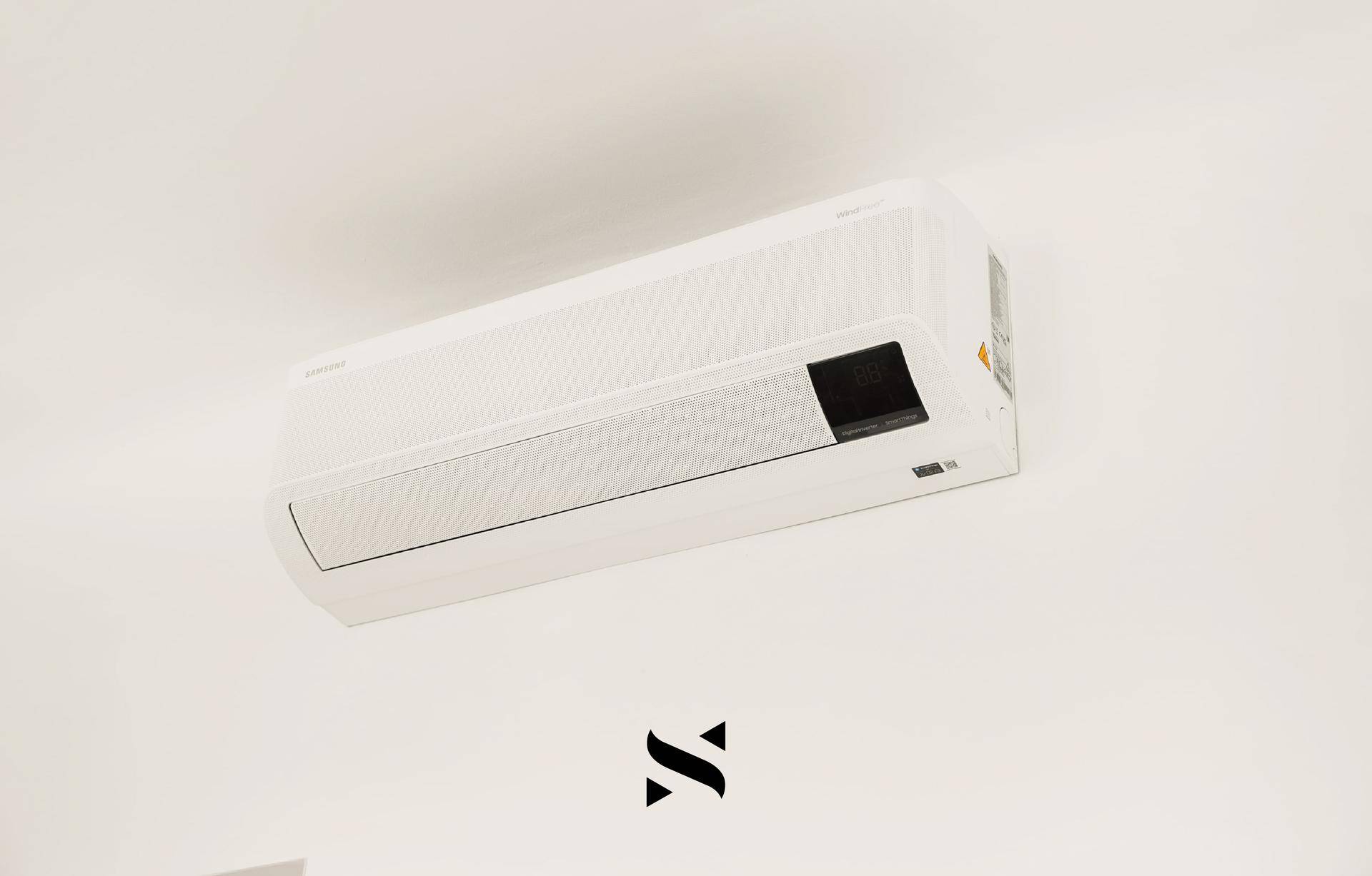 Nahaufnahme einer modernen Klimaanlage an einer weißen Wand.
