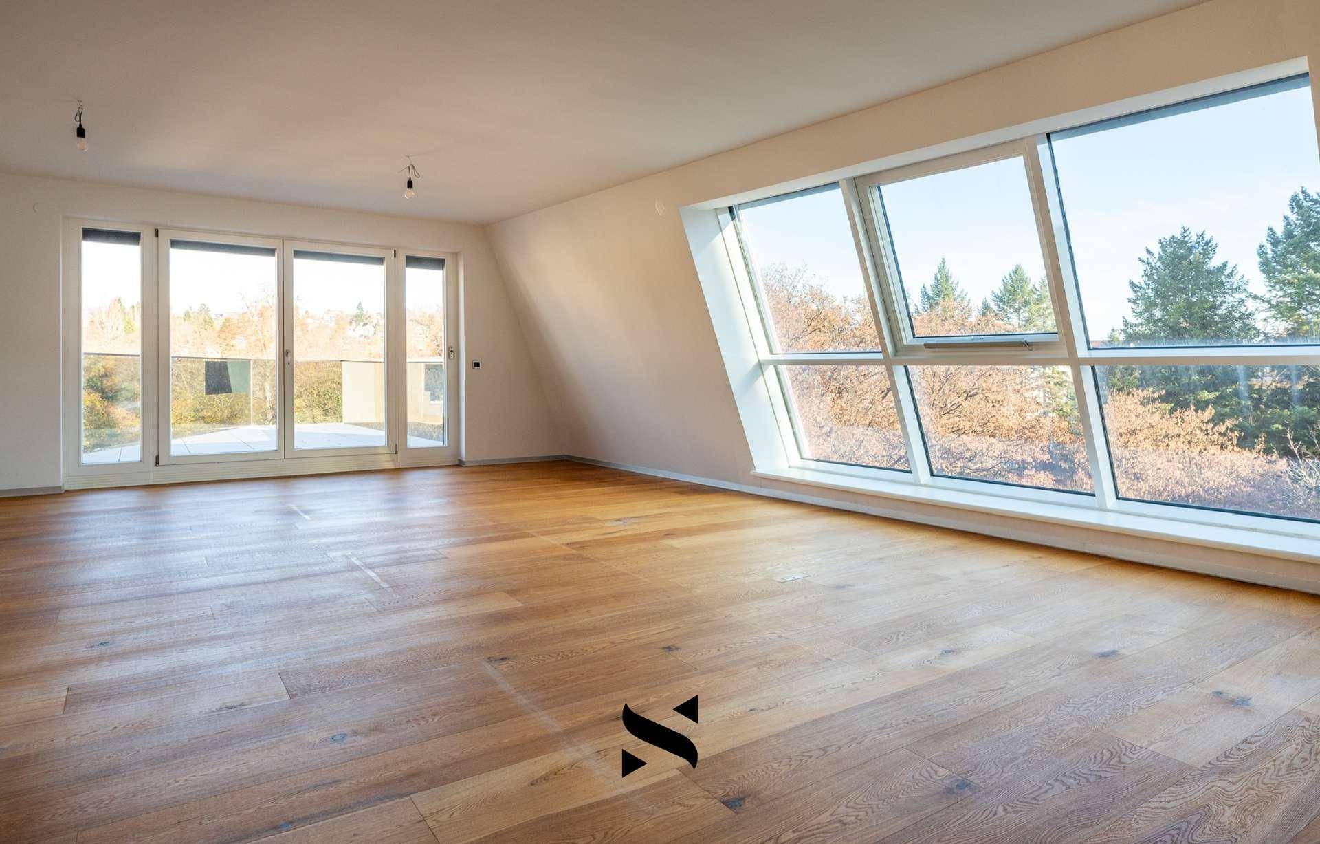 Geräumiges Zimmer mit Holzboden, großen Fenstern und Blick ins Grüne.