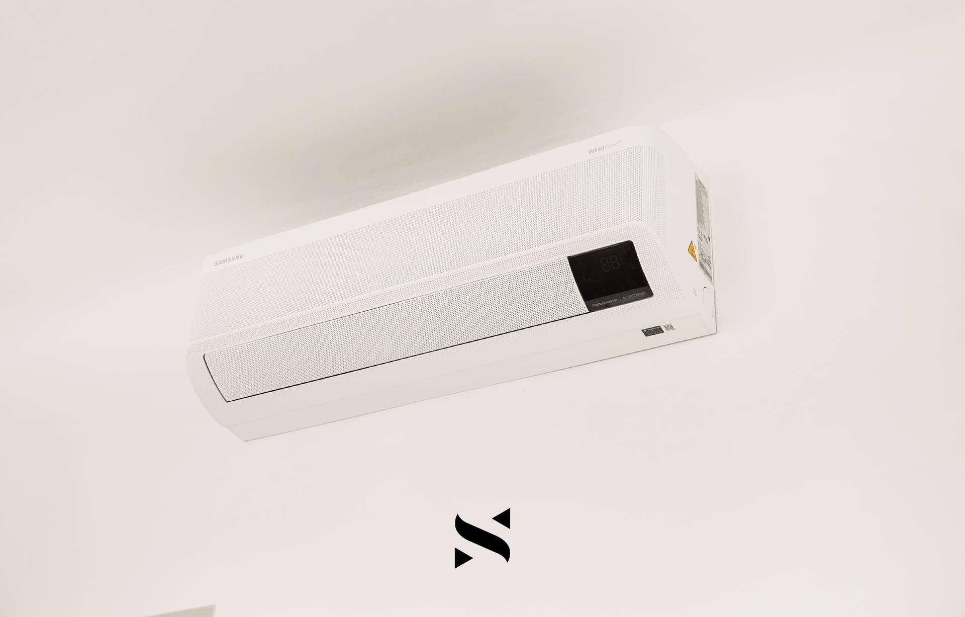 Moderne Klimaanlage an der Wand, sorgt für angenehme Raumtemperatur.
